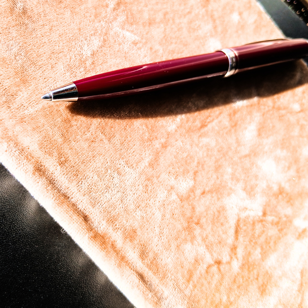 Clarté5™ commence là où les conseils et l'IA ne vont pas. Clarté5™ priorise l'intelligence humaine : des bonnes décisions avec un carnet, un stylo, et les neurosciences. Avec Magali Warcollier.