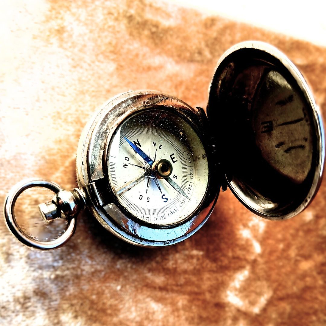 Une décision juste montre le nord : symbole de la précision de Clarté5™ Arrêtez de tourner en rond pour vos décisions. Une boussole ancienne orientée nord sur fond doré, symbolisant la direction retrouvée.